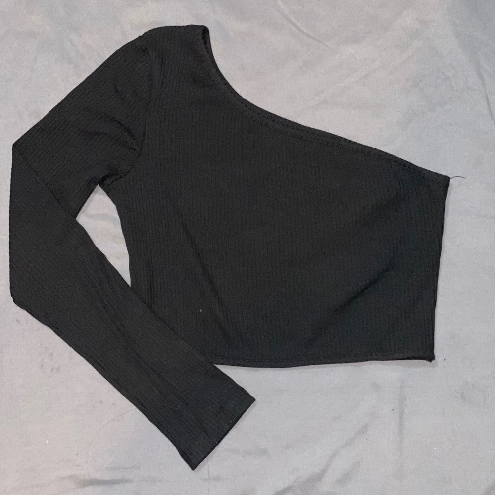 Black single sleeve crop top
